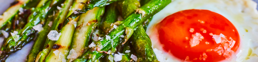 Seasoned asparagus and fried egg