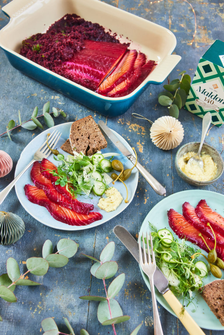 salmón en adobo de remolacha