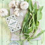 Maldon Garlic Sea Salt 100g pack. Paired with wild garlic and big garlic bulbs.