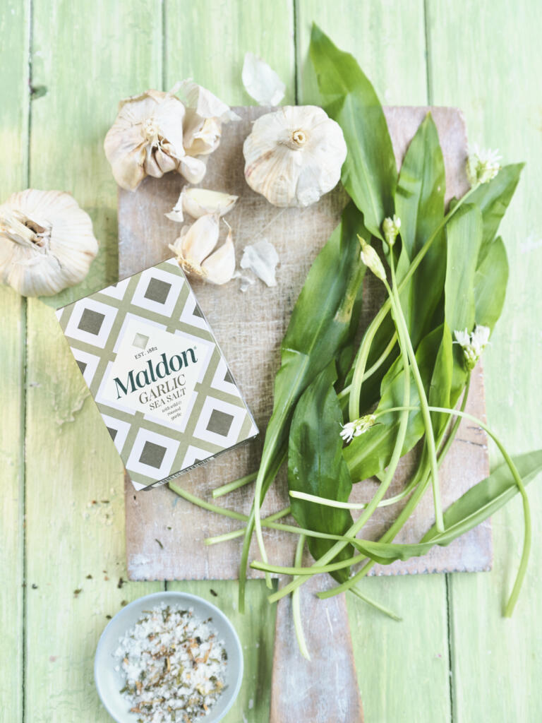 Maldon Garlic Sea Salt 100g pack. Paired with wild garlic and big garlic bulbs.
