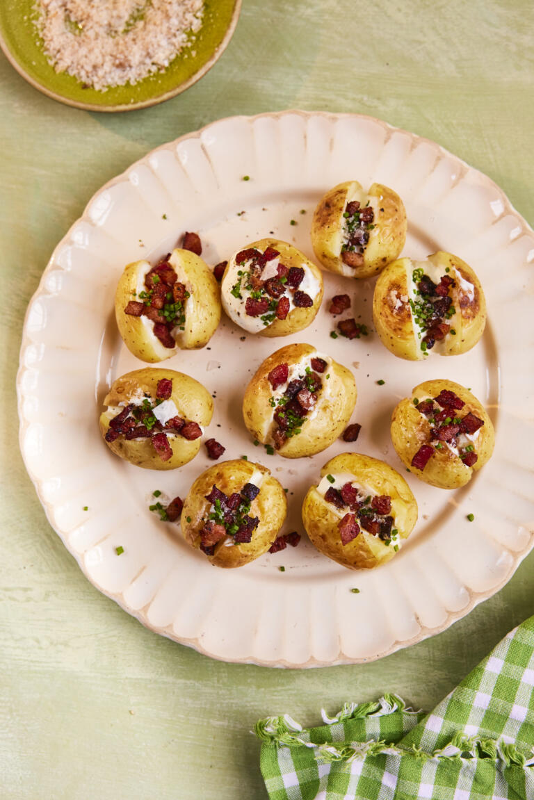 Mini baked potatoes stuffed with sour cream, chives, crispy bacon bits and a sprinkle of Maldon Smoked Sea Salt flakes.