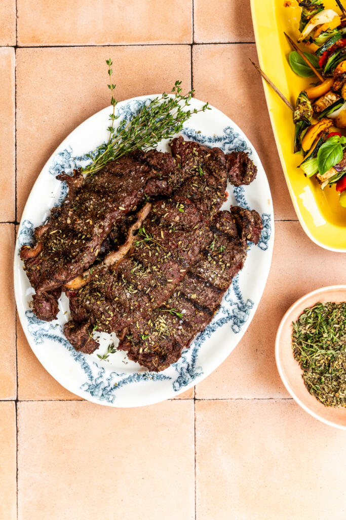 Pihvit ja varraslihat grillissä