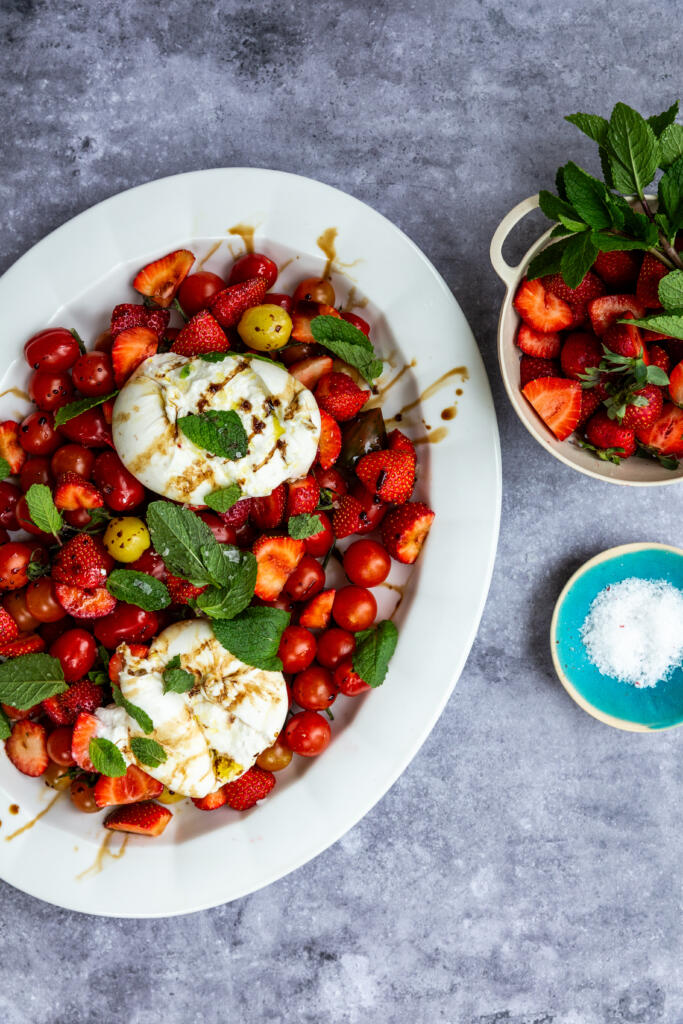 Kesäinen tomaatti-mansikkasalaatti