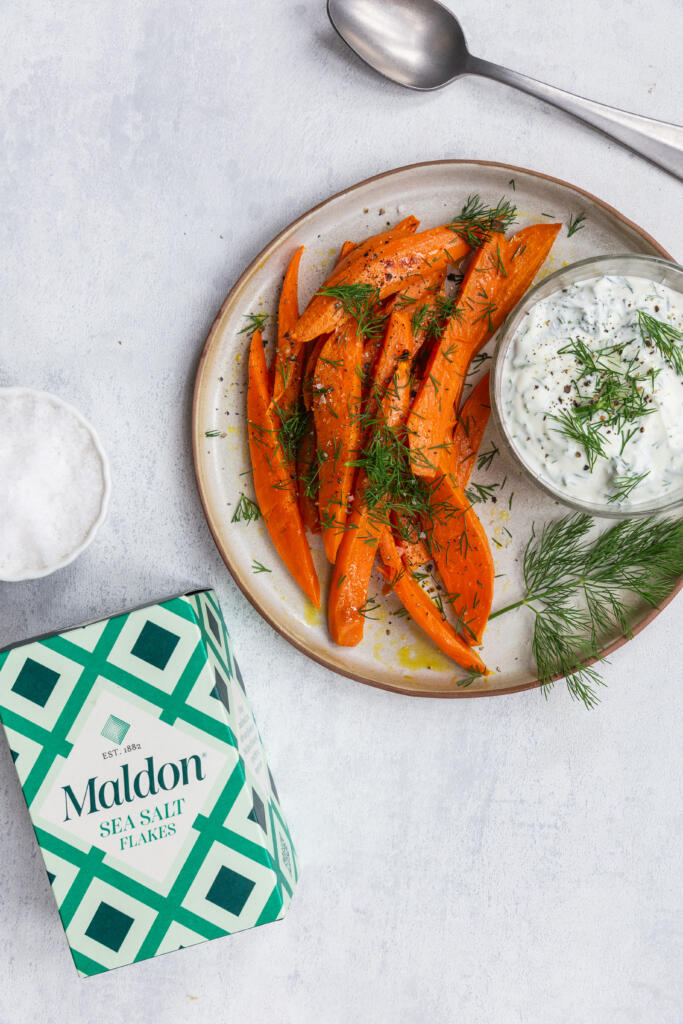 Uunissa paahdetut bataatit valkoisen dipin kanssa