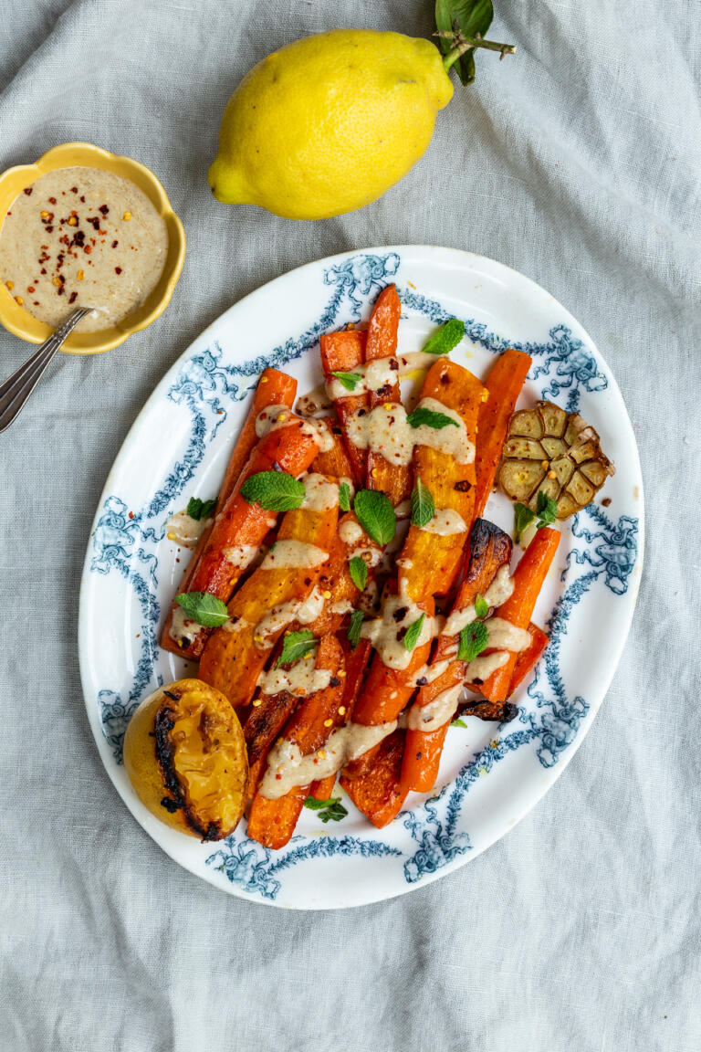 Grillatut porkkanat tahinikastikkeella ja yrteillä