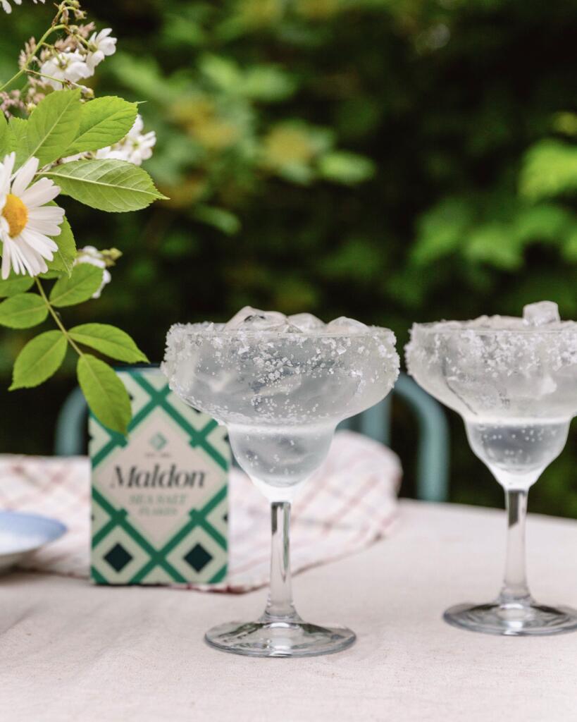 Dos vasos de Margarita clasica con escamas de Sal Maldon