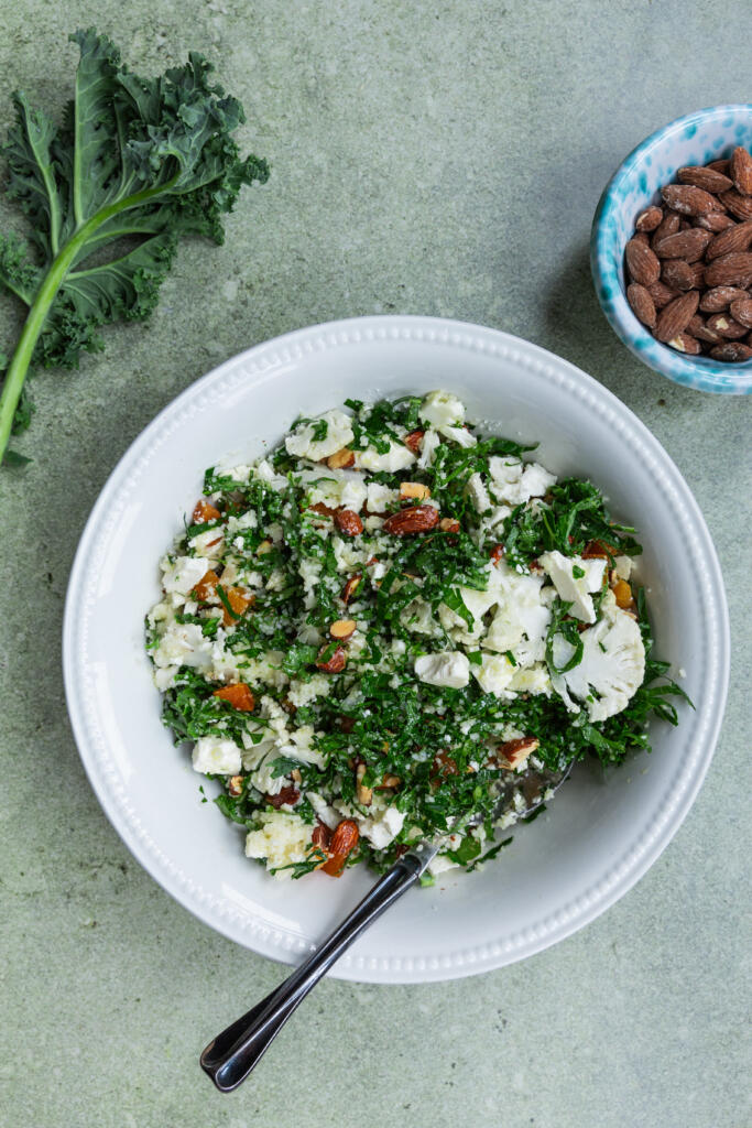 Kukkakaalisalaatti couscousilla, manteleilla ja fetajuustolla