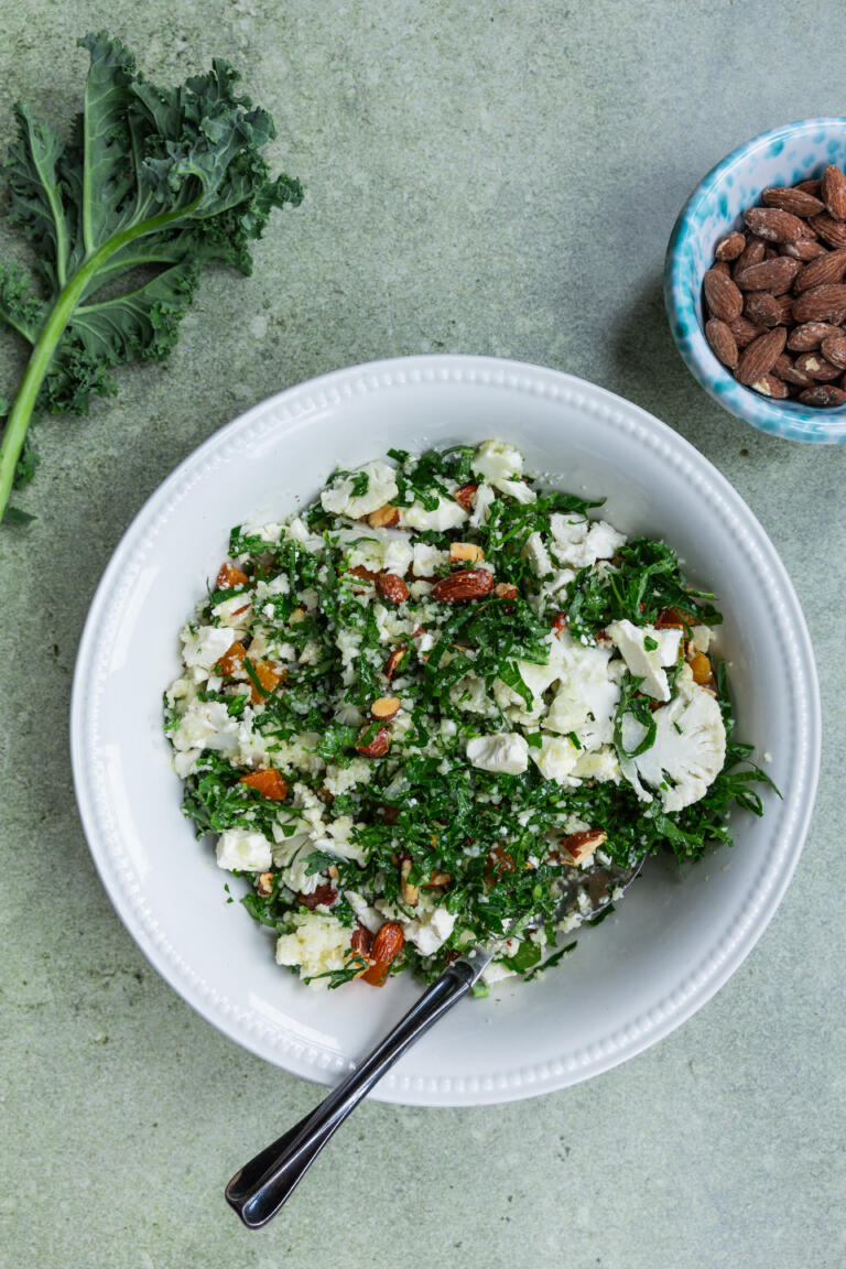 Kukkakaalisalaatti couscousilla, manteleilla ja fetajuustolla