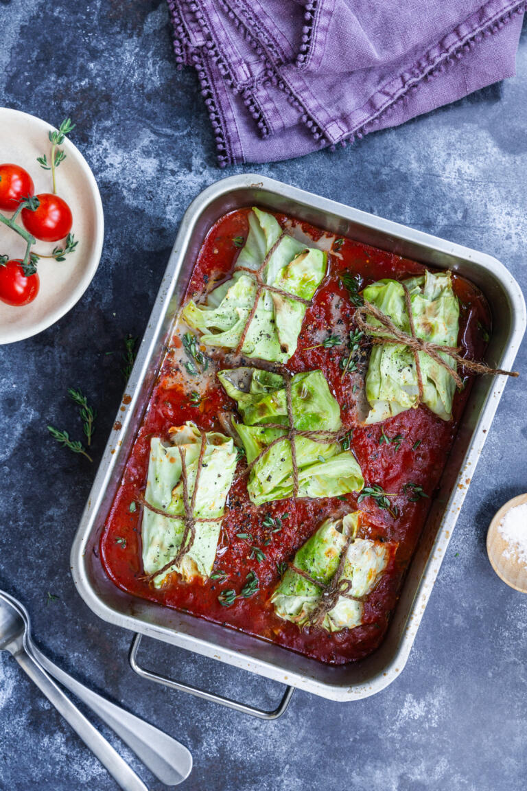 Uunipaistetut kiinankaali-rullat jauhelihakastikkeessa