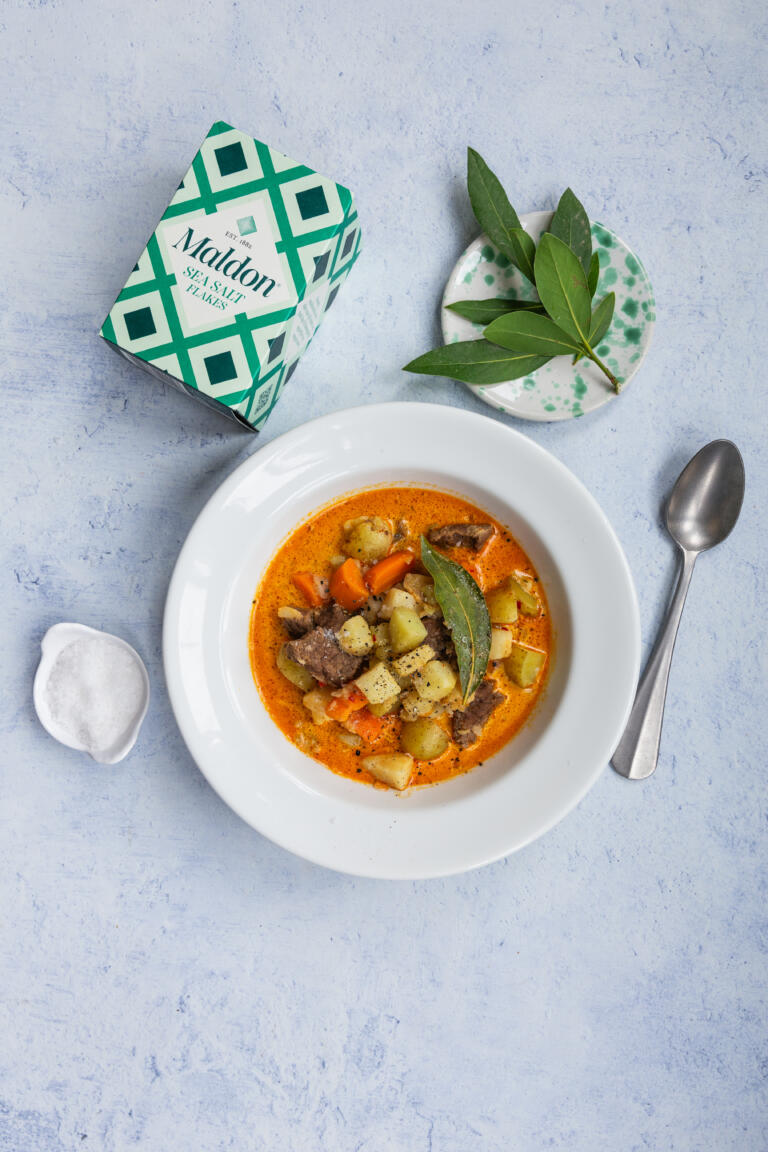 Pataruoka riistasta, perunoista ja porkkanoista