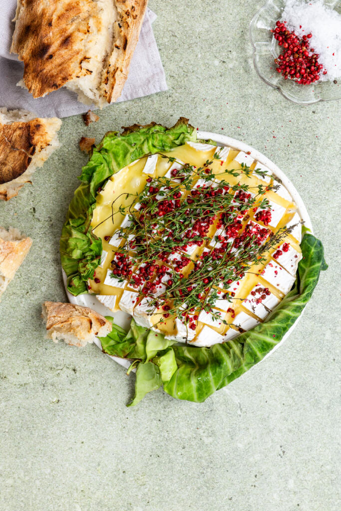 Grillattu brie kesäkaaliin käärittynä pippurin ja valkosipulin kanssa