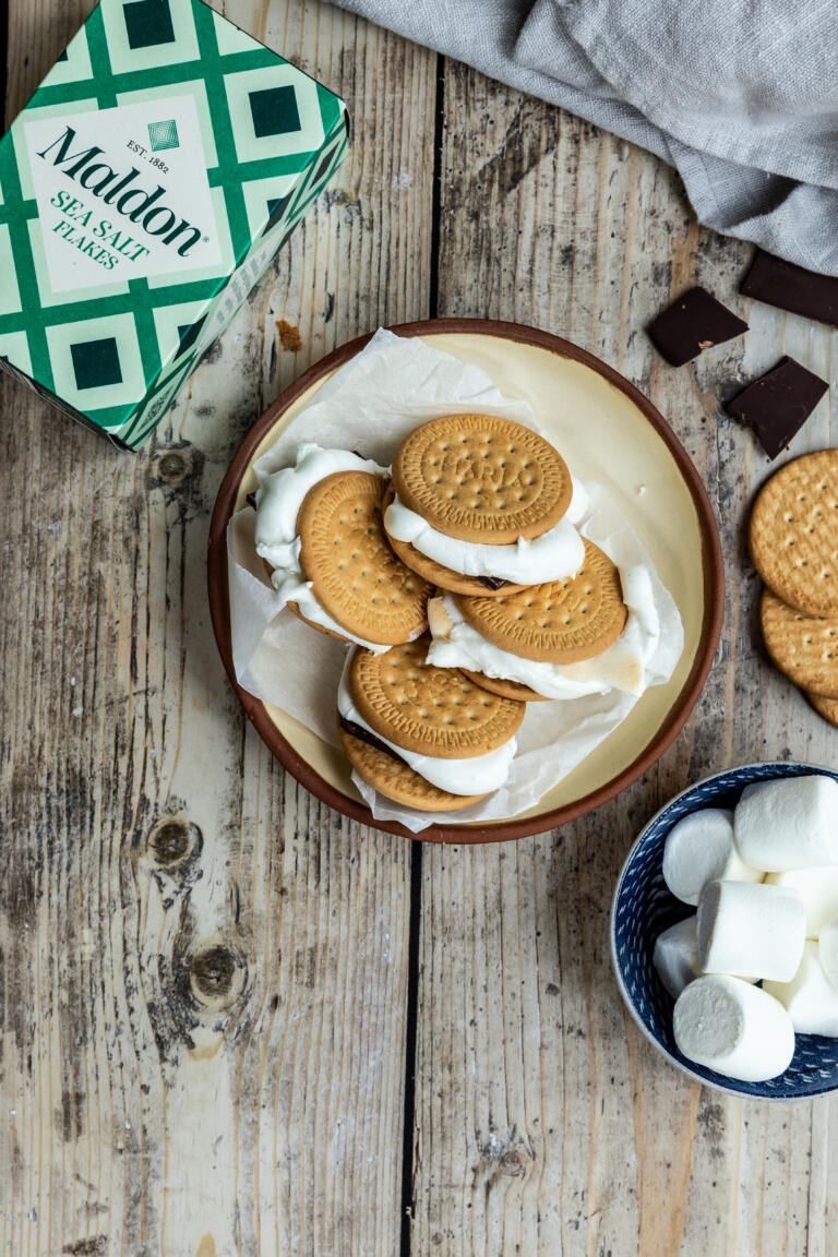 Grillatut s’moresit tummalla suklaalla ja suolalla