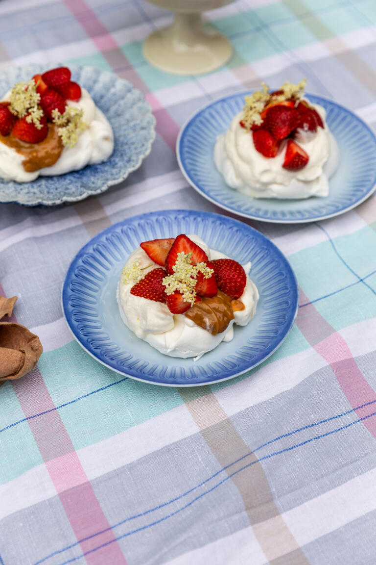 Marengit kesämarjoilla ja suolaviimeistelyllä