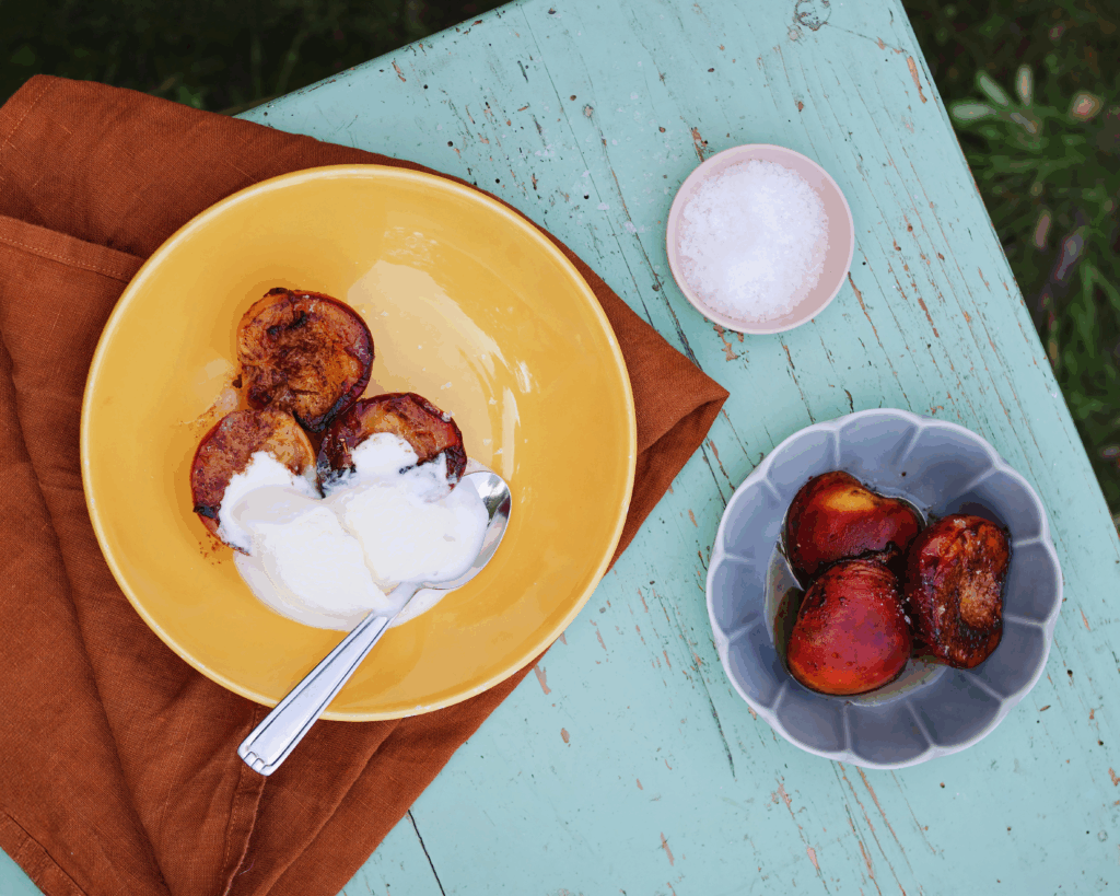 Nuotiolla grillatut mausteiset persikat jäätelön kera