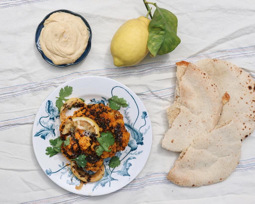 Kukkakaalin pää nuotiolla grillattuna