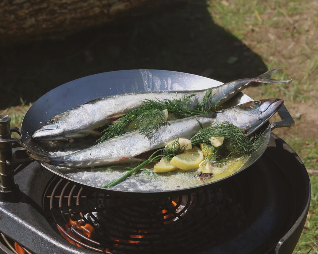 Kalaa nuotiolla sitruunakastikkeen kera