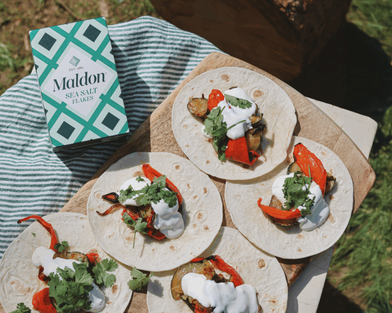 Grillatut kasvikset tacoissa dipin kera