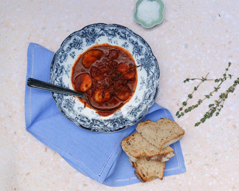 Pataruoka perunoista ja tomaattikastikkeesta