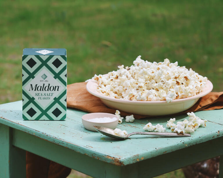 Popcornia ja grillattuja vaahtokarkkeja suklaan ja suolan kera