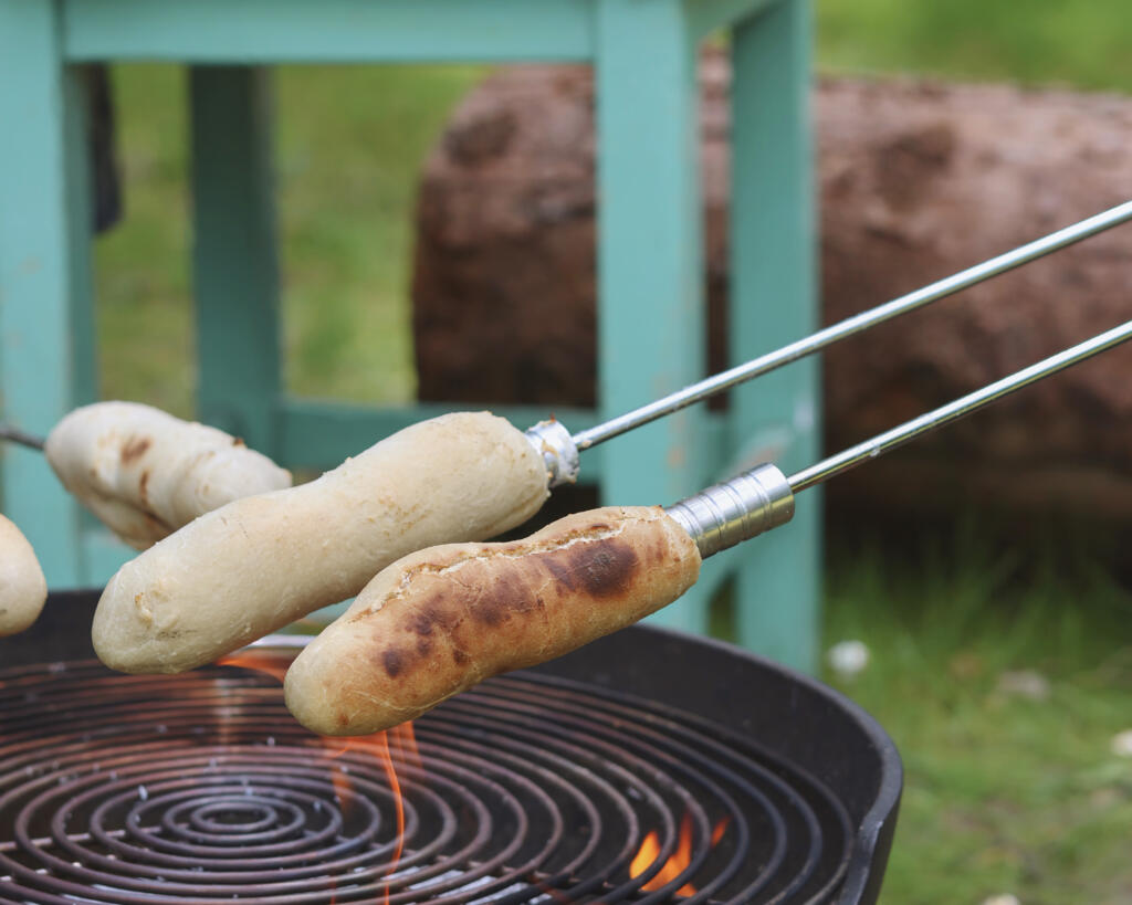 Tikkuleipä (leirinuotiolla tikussa paistettava leipä)