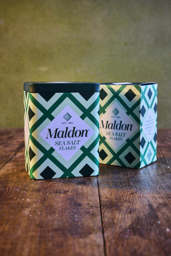 Gift Tin and 250g pack in a green background